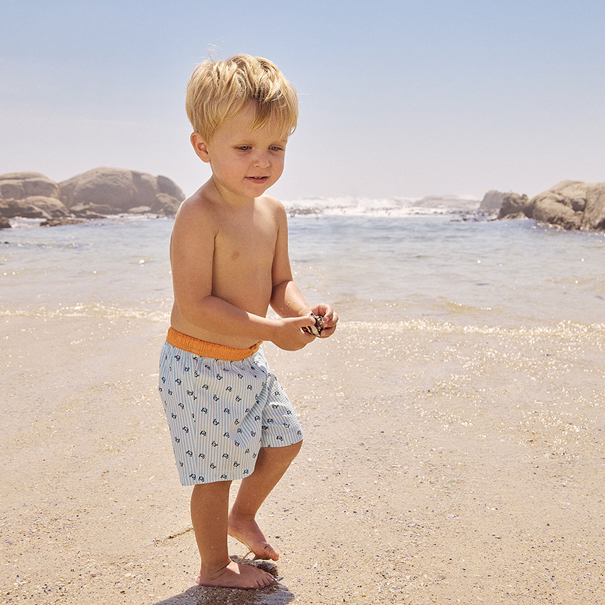 Σορτς μαγιό σε seersucker με φαντεζί σχέδιο για bebe αγόρι 