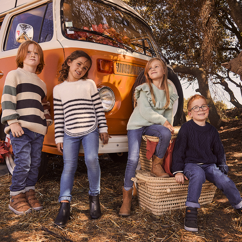 Πλεκτό πουλόβερ μονόχρωμο με εφέ πλεξούδας και πολύχρωμη ρίγα για αγόρι 