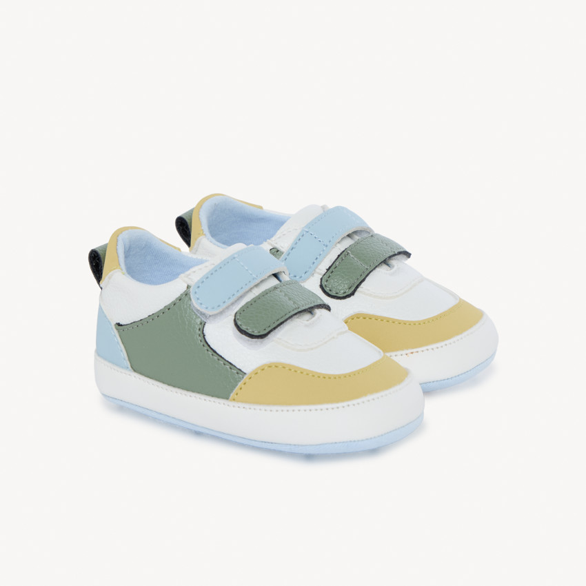Αθλητικά παπούτσια με αντίθετα χρώματα για bebe αγόρι 