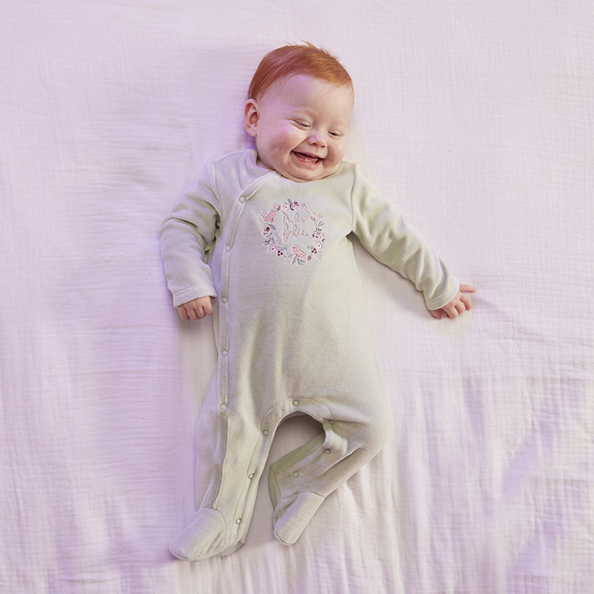 Dors-bien en velours pour bébé fille avec ouvertures différentes selon l'âge  Additional Dors-bien en velours pour bébé fille avec ouvertures différentes selon l'âge