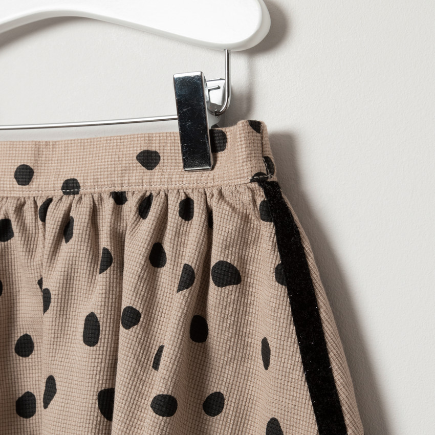 Jupe courte à pois en nid d'abeille 