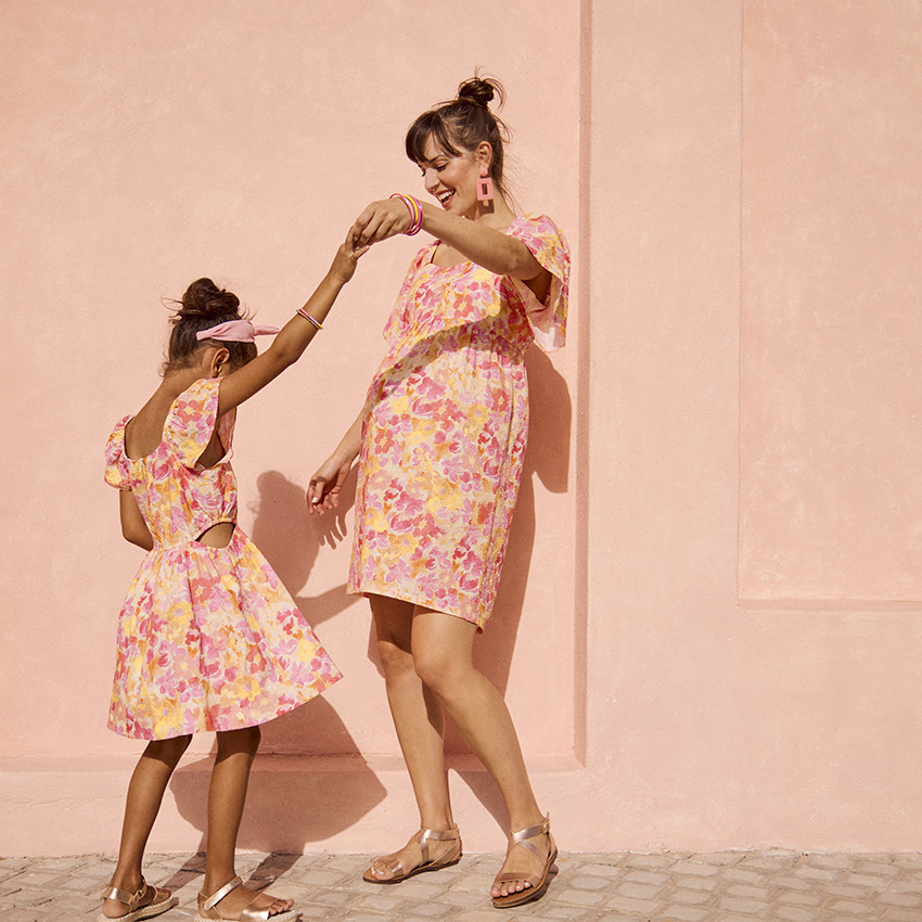 Φόρεμα κοντομάνικο σε seersucker με floral σχέδιο για κορίτσι 