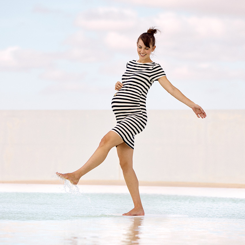 Φόρεμα εγκυμοσύνης κοντομάνικο εφαρμοστό ριγέ 