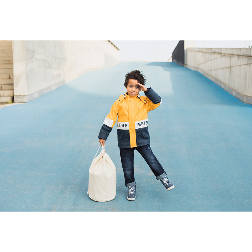 Τζιν σε γραμμή slim με used όψη, μόνιμες τσακίσεις και ανάγλυφα γράμματα 