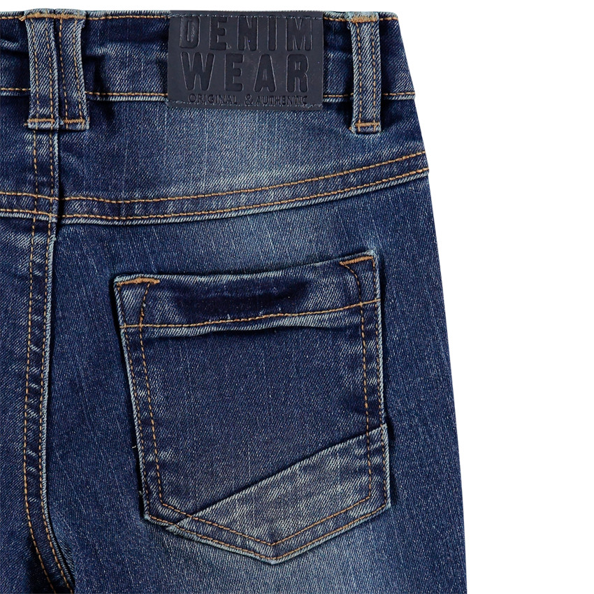 Τζιν σε slim γραμμή με φθαρμένη και τσαλακωμένη όψη 