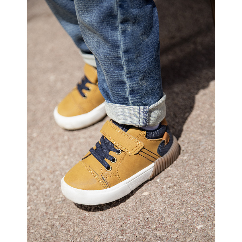 Αθλητικά παπούτσια χαμηλά camel με κορδόνια και scratch για bebe αγόρι 