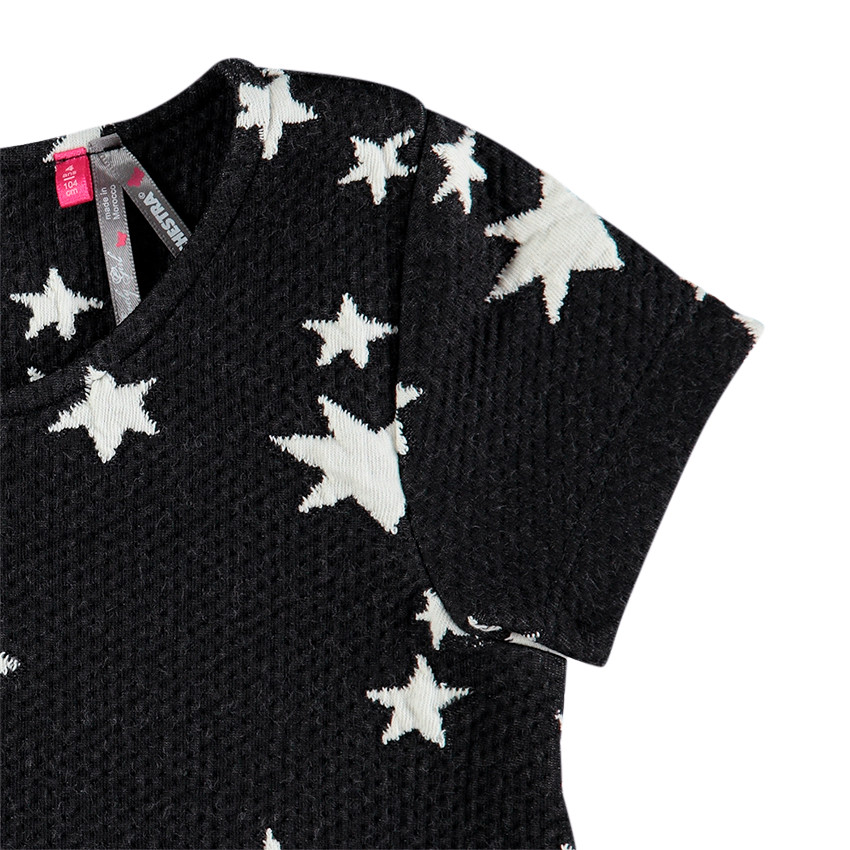 Κοντομάνικο φόρεμα σε πλέξη με διακοσμητικό σχέδιο και αστεράκια που κάνουν αντίθεση 